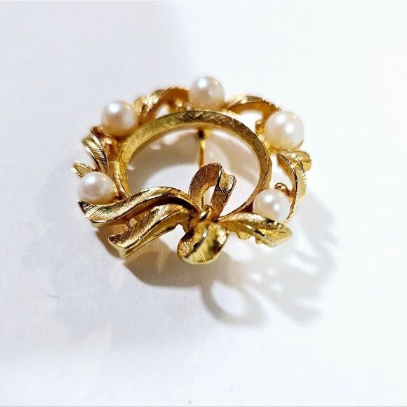 Vintage M. Jent Signed Brushed Gold Faux Pearl Bow Circular Wreath Brooch Pin - Picture 4 of 10